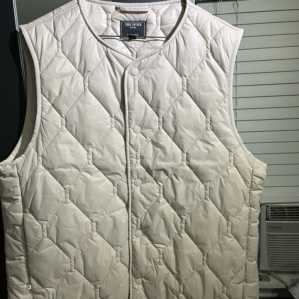 CONVERTIBLE QUILTED GILET VEST IN KHAKI - Picture 3 of 3